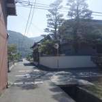 讃岐うどん がもう - 左手に家の壁、右奥に邸宅が見えてきたら道路を右折。