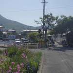 讃岐うどん がもう - 程なくすると、人が並んでいる姿が見えてきたのでさらに近づいてみると