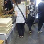 讃岐うどん がもう - 蒲生うどんは混雑気味だったものの、回転が早いこともあって、並ぶこと無く店内へと移動し