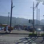 讃岐うどん がもう - まずは一度ファミリーマート側へと移動した後は