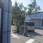 讃岐うどん がもう - しばらく歩いた先に香川建設の看板が見えてきたら、手前の曲がり角を左折し