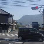 讃岐うどん がもう - その後駅を背にしてしばらくまっすぐ進んでいきます。