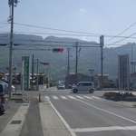 讃岐うどん がもう - しばらく歩いて行くと、反対側の車線にファミリーマートのある交差点を発見。