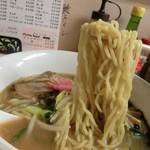 サッポロ - 麺リフト。モチモチつるつるとした柔らかめの縮れ麺。