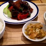 紅虎餃子房 - 豚バラとイカの醤油煮定食 950円