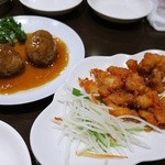 中華料理 菜香菜 - 55ジャンボ肉団子￥680/25鶏軟骨の唐揚￥400