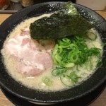 長浜豚骨ラーメン 一番軒 - 長浜白豚骨ラーメン     650円