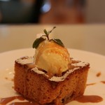 ランチャン　アヴェニュー - バナナとクルミのパウンドケーキにアイスクリームとキャラメルソース