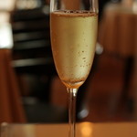 ランチャン　アヴェニュー - Cavaをグラスで。冷え具合抜群です