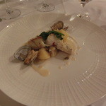 ダイニングルーム - 鱸と海藻に小さな貝を取り合わせてキタアカリのエクラゼを添えて