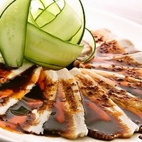 蒸豚肉の特製ソースかけ