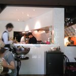 ラ・ターブルロンド - 厨房♪白い壁にオシャレな店内♪