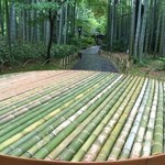 実篤の宿いづみ荘 - 修善寺　竹林の小路　竹製の丸い大きなベンチ♪