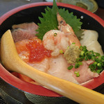 産直鮮魚と日本酒 Uo魚 - 彩り海鮮丼
