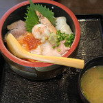 産直鮮魚と日本酒 Uo魚 - 彩り海鮮丼
