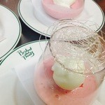 Strawberry soup with yogurt ice cream