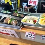 みのり家 - お盆を手に１品並ぶカウンターを進みます。