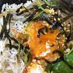 みのり家 - 途中で玉子割ります。