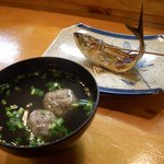 寿司孝 - つみれ汁（活鯵を潰したつみれ入り）とさばいた魚を焼いてくれました。