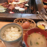 定食の粟めしと味噌汁、地鶏卵