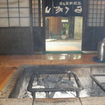 囲炉裏のテーブル、見るからに暑そう