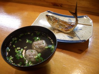 Sushikou - つみれ汁（活鯵を潰したつみれ入り）とさばいた魚を焼いてくれました。