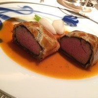アピシウス - オーストラリア産仔羊背肉のパイ包み焼き　乾燥香茸のデュクセル