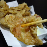 平和 - 鳥皮のパリパリ揚げ400円