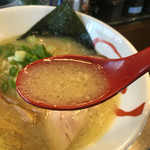 麺屋 帆のる - 少し澄んだ感じのするスープ。
鶏油はかなり。
柚子胡椒入れる前提な塩加減かなぁ。