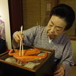 つる幸 - 大女将が炭火で焼いてくれました