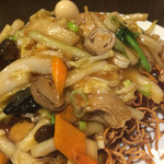 555飯店 - 五目かた焼きそば。