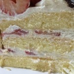 きのとや - 【2016年05月】季節限定の「スイートストロベリー」の断面、非常に目が細かく、口どけ抜群です。