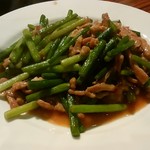 台湾料理 美味仙 - ニンニクの芽と豚肉炒め