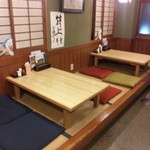 うな善 - 老舗感、漂う店内　テーブル席もあります