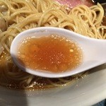 とものもと - スープには鶏脂が浮きます