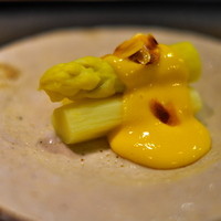 二条城ふる田 - 極太アスパラに黄身酢、アーモンドの食感。