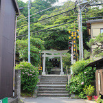 カフェ 坂の下 - 長倉邸～江の電踏切～御霊神社。このローカルさ素敵です☆