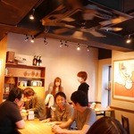 山本のハンバーグ - 小さなお店ですが、気軽にお食事をしていただける雰囲気になっています。