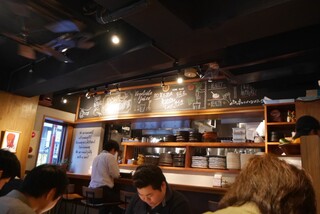 山本のハンバーグ - 店内の黒板には、月替わりの野菜ジュース、季節のハンバーグ、日替わりソースなどが書いてあります。