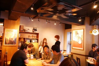 山本のハンバーグ - 小さなお店ですが、気軽にお食事をしていただける雰囲気になっています。