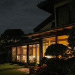 レストラン プランデルブ北鎌倉 - 庭からの店内☆