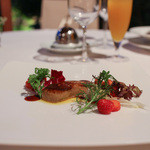 レストラン プランデルブ北鎌倉 - 前菜：鴨のフォアグラのポワレ、季節の果実とハーブのサラダ☆