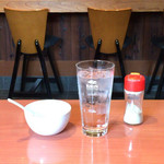 魚八 - お冷とレンゲとコショウを持ってきてくれました。
