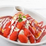 苺とクレームブリュレのパンケーキ ～フランボワーズソース～