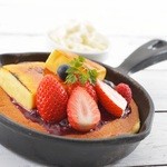 ミックスベリーとクレームブリュレの窯出しフレンチパンケーキ ～純生クリーム＆苺のコンフィチュール～