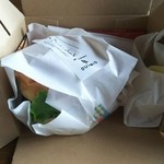 カフェレストラン デュボワ - 箱の中はバーガーと、ポテト 紙ナプキンやおしぼりも