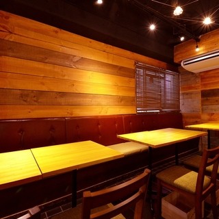 壁側にゆったりベンチシートを配したテーブル席（14名様まで）