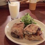 パーラー江古田 - チキンと舞茸のオーブン焼き(チャパタ)／はちみつミルク(アイス)980円