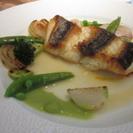 唐津産スズキのポアレ　あさりの白ワインソースで