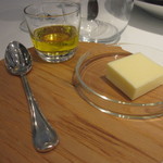 レストラン・ジョルジュマルソー - バターとオリーブオイルがついてきます。